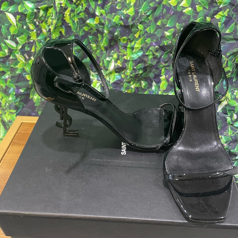Ysl heels size 41 true to size